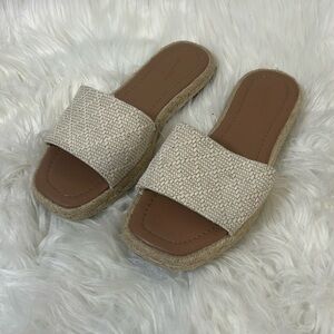 Universal thread beige flat sandals size 6 1/2 wide